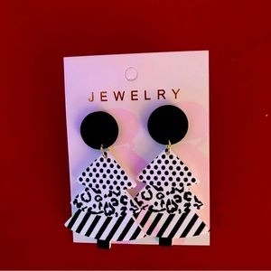 🎄🎄60% off Black and White Christmas Tree Dangle Earrings! NWOT!  🎄brand new!